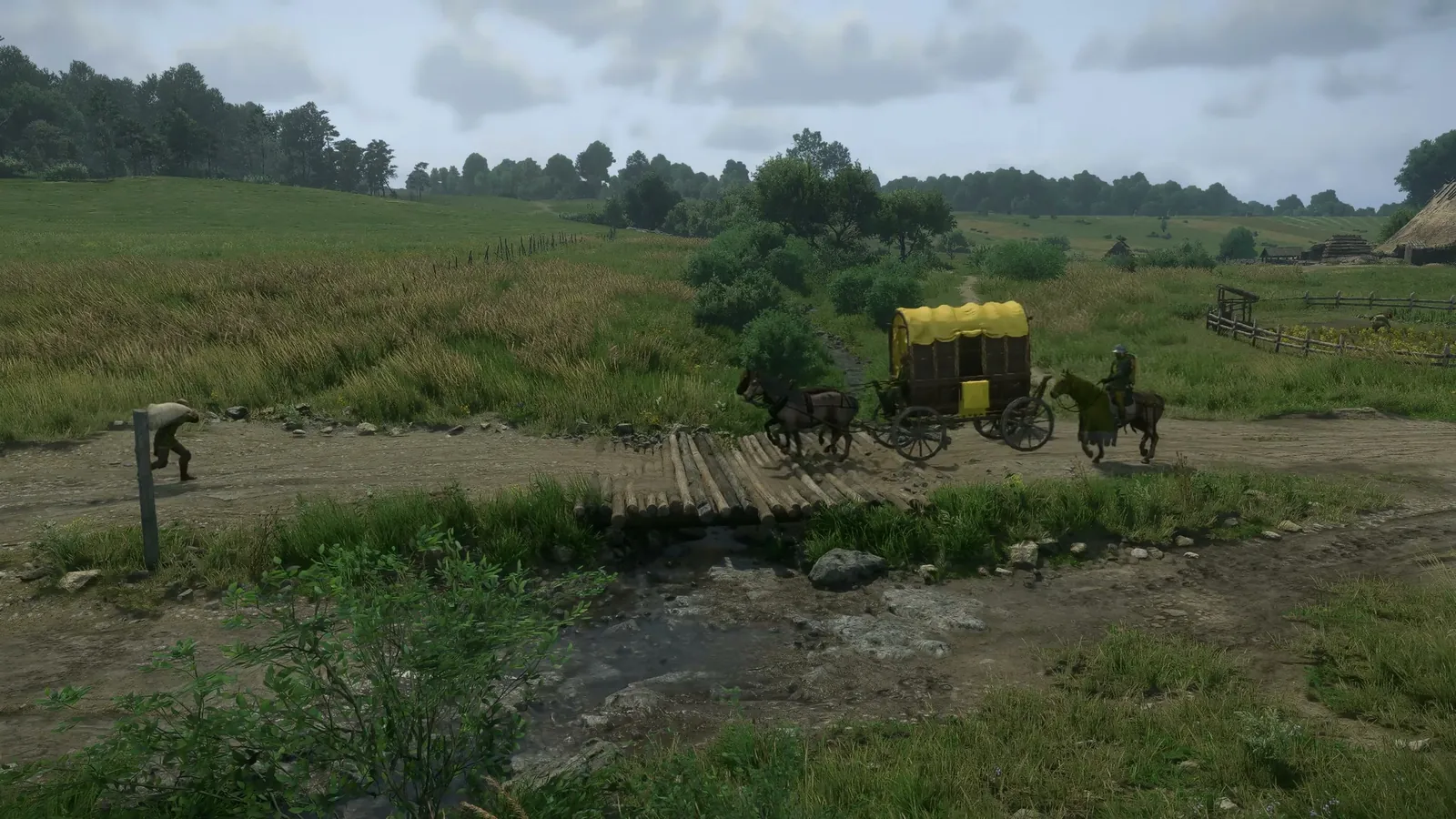 Captura del juego: el carruaje de la abadía cruzando un puente del camino, con un guardia de escolta a caballo detrás.