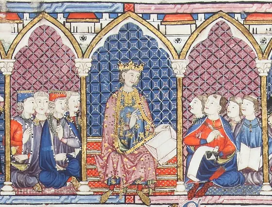 Miniatura medieval: un rey coronado, sentado bajo un arco, dicta a un grupo de escribanos y cortesanos.