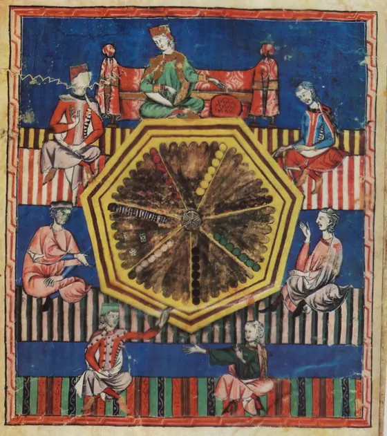 Miniatura medieval: un rey preside desde un estrado mientras siete jugadores se sientan alrededor de un gran tablero octogonal.